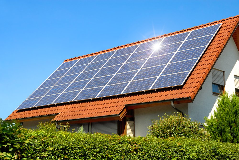 Paneles solares en techo residencial